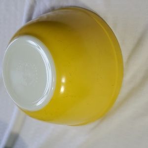 Vintage Pyrex 1.5 qt. Yellow